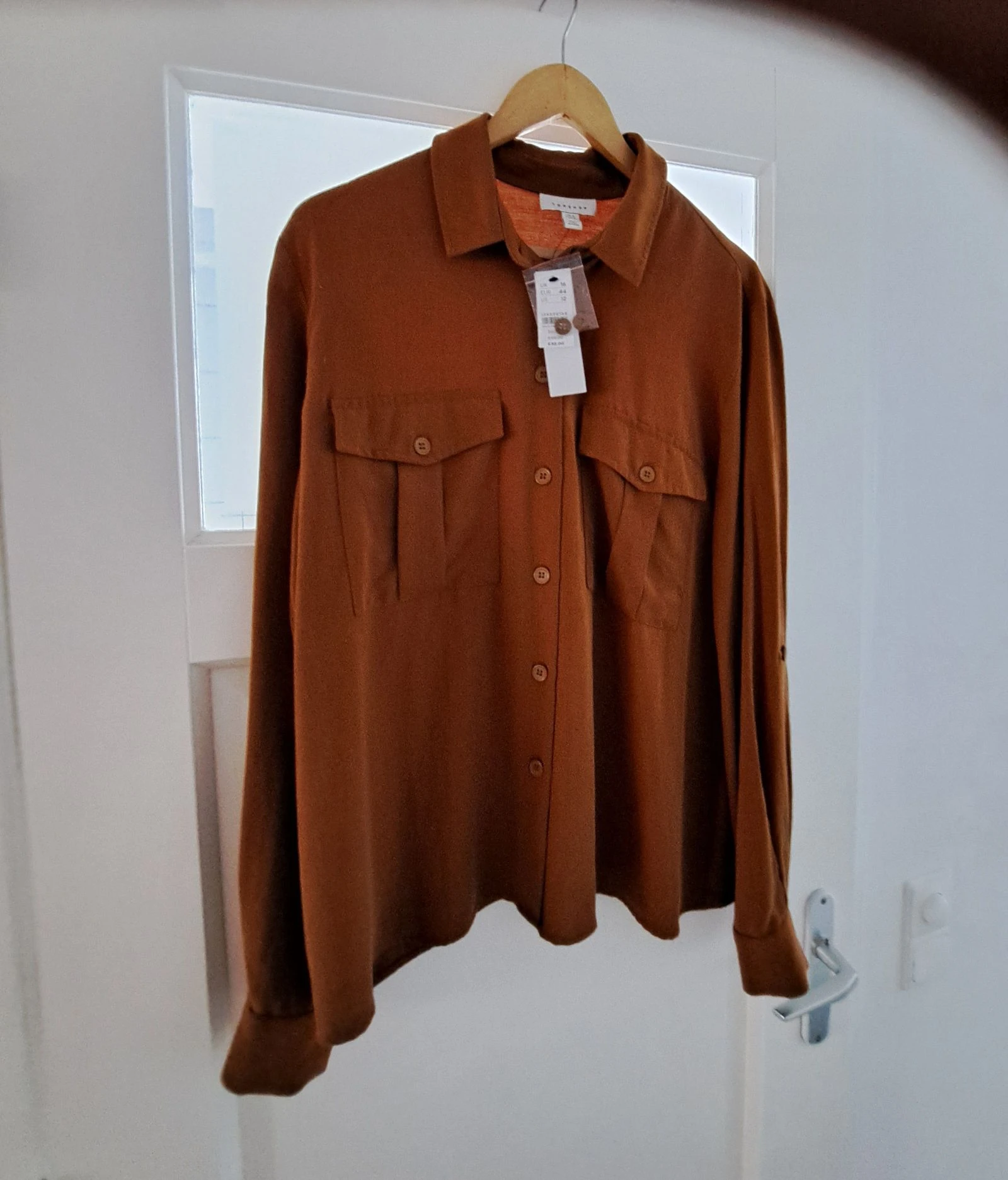 Gloednieuwe damesblouse met prijskaartje er nog aan.